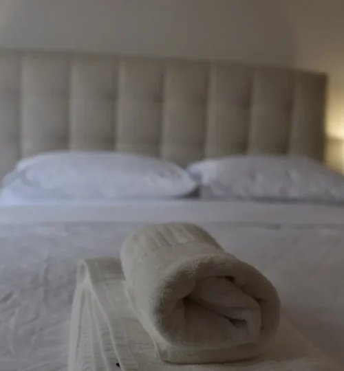 Chic Renovated Apartment with Balcony – Kolonaki